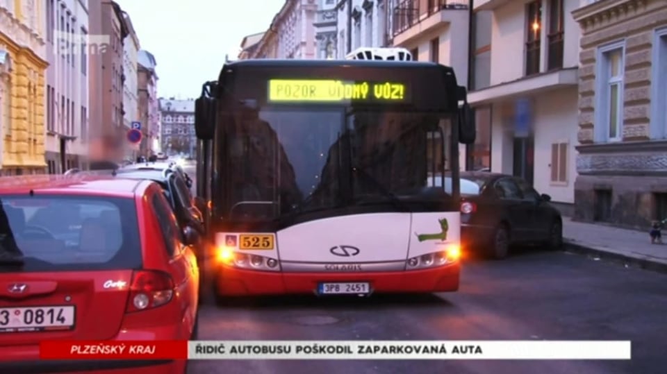 9. 12. 2017 KRIMI: ŘIDIČ AUTOBUSU POŠKODIL ZAPARKOVANÁ AUTA